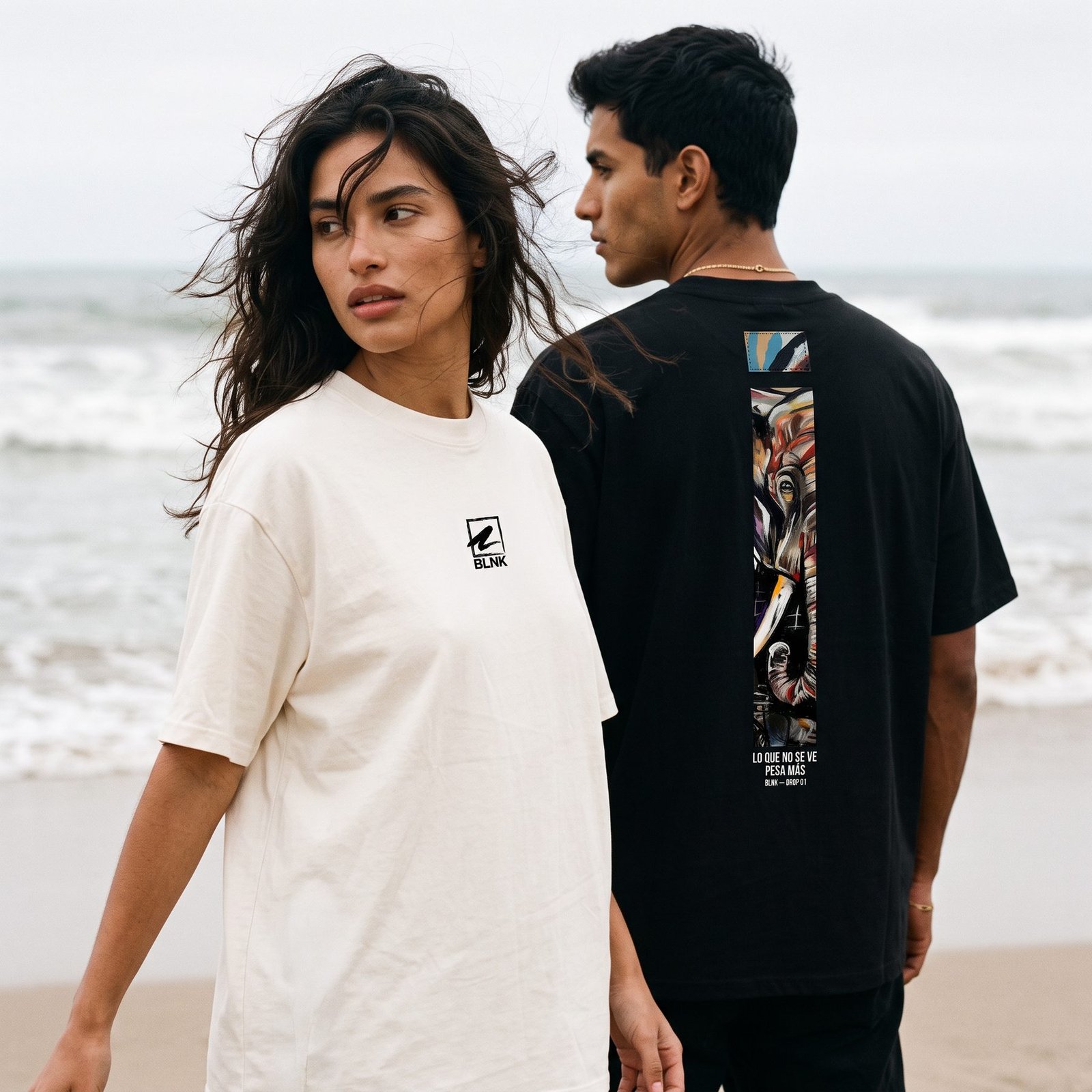 Pareja en la playa usando BLNK Ivory y Negro